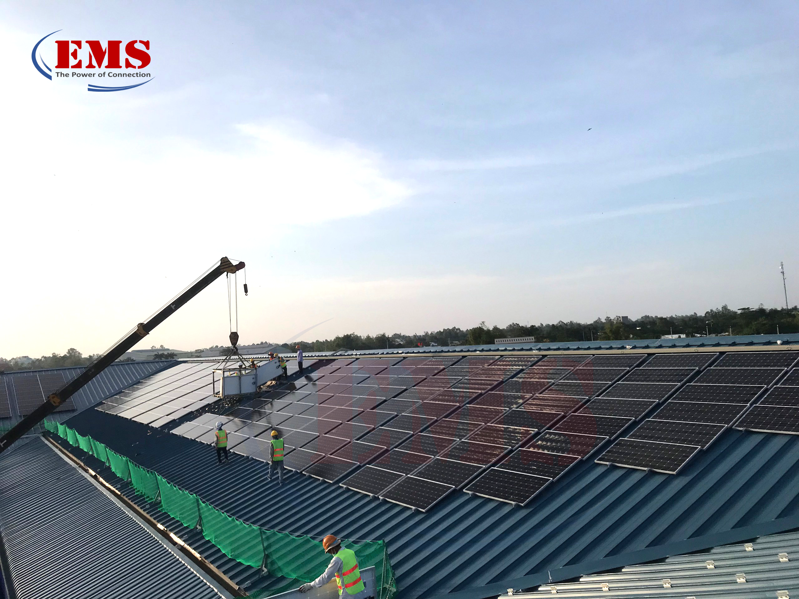 H&igrave;nh ảnh thi c&ocirc;ng tr&ecirc;n m&aacute;i nh&agrave; xưởng Nh&agrave; m&aacute;y TBS Handbag An Giang