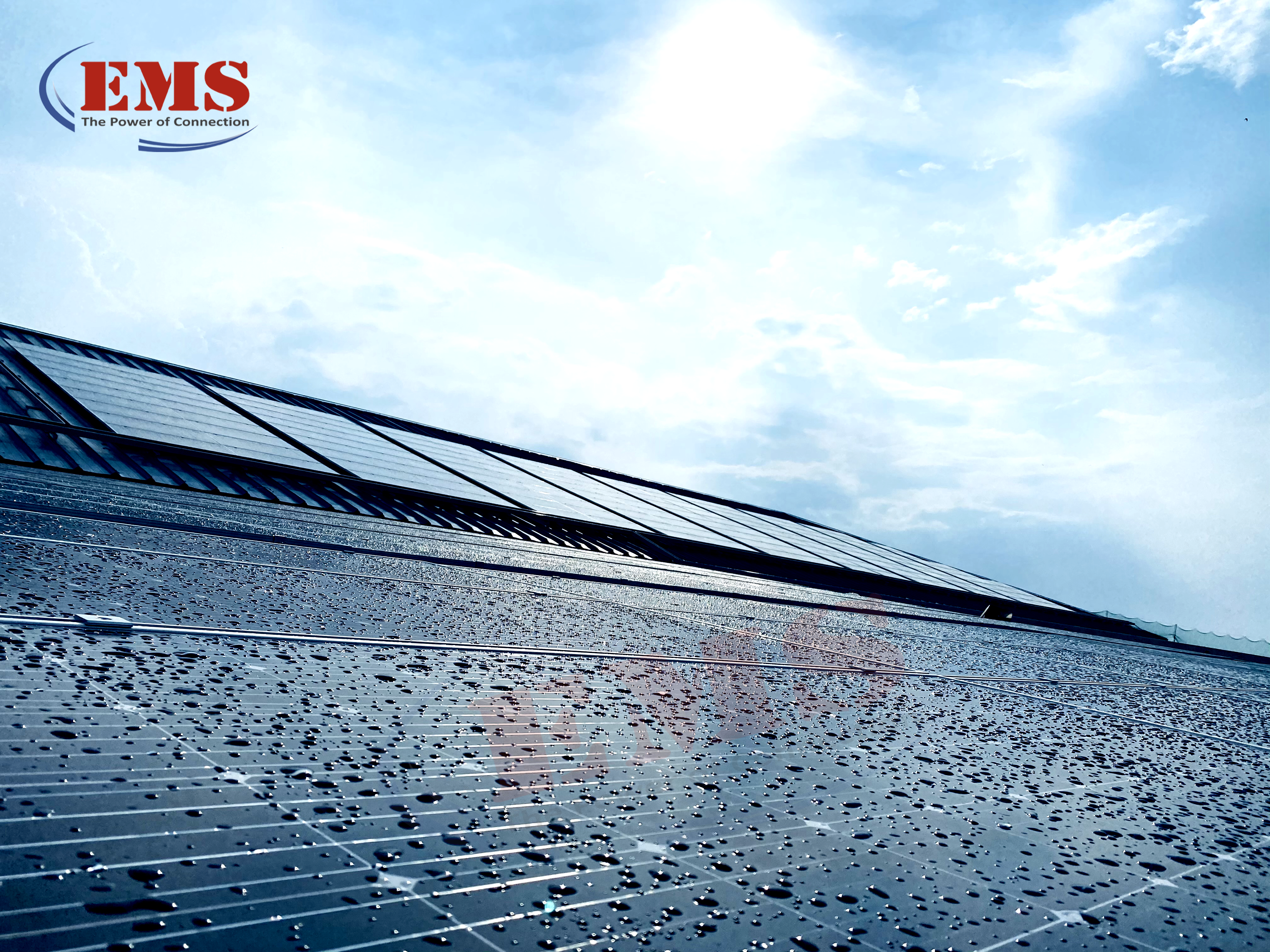 C&aacute;c tấm pin năng lượng mặt trời tr&ecirc;n một m&aacute;i nh&agrave; xưởng